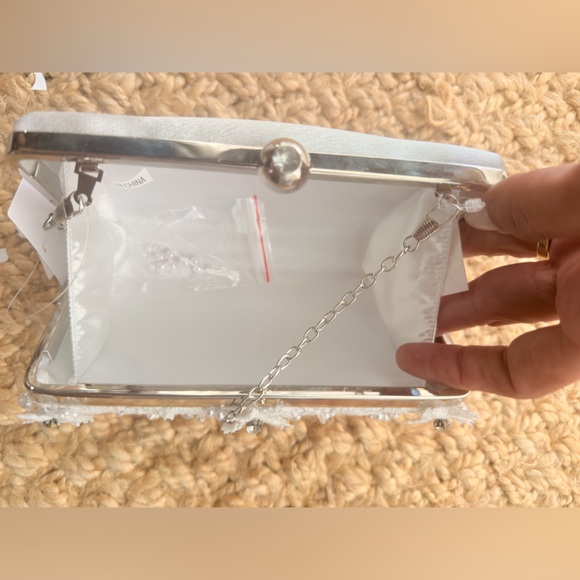Elegant White Clutch Bag - Picture 4 of 4